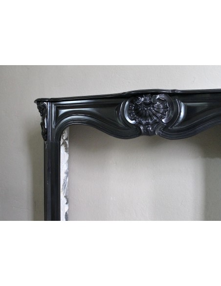 040 CAMINO LUIGI XV "TROIS COQUILLES AMÉLIORÉ" SCOLPITO IN MARMO NERO DEL BELGIO