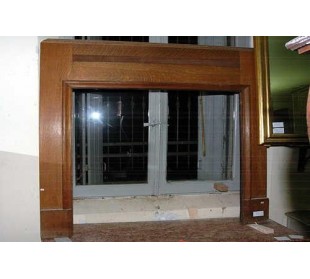 Bellissimo caminetto inglese Art Deco (1925 c.a.) in PERFETTE CONDIZIONI DI CONSERVAZIONE, scolpito in essenza di Rovere.