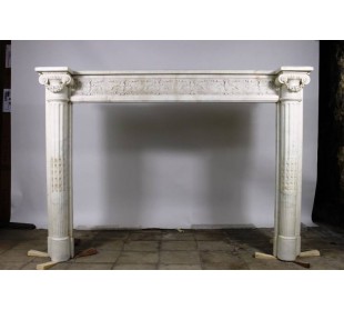 Importante camino antico scolpito in marmo bianco Statuario Carrara con finissimi elementi decorativi floreali