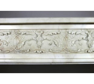 Importante camino antico scolpito in marmo bianco Statuario Carrara con finissimi elementi decorativi floreali 2