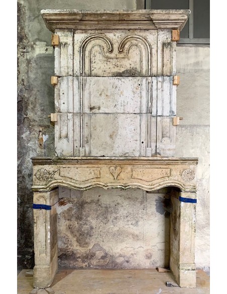 Camino antico monumentale in pietra, a "trumeau", d'epoca settencentesca.