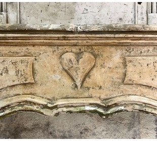 Camino antico monumentale in pietra, a "trumeau", d'epoca settencentesca. 2