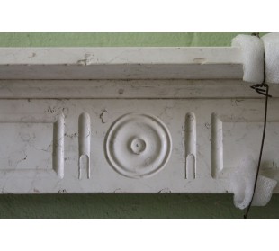 Camino antico di grandi dimensioni scolpito in marmo Botticino, di colore chiaro, e proposto ad un prezzo d'offerta, scontato. 2