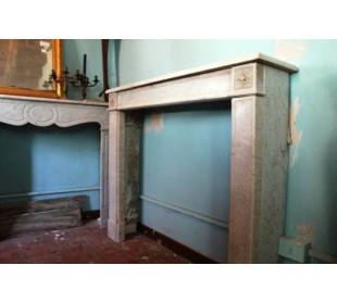 Camino antico Neoclassico scolpito in marmo bianco di Carrara, caratterizzato dalla sculture di due rose.