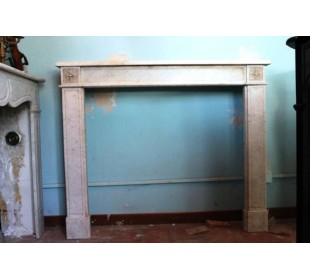 Camino antico Neoclassico scolpito in marmo bianco di Carrara, caratterizzato dalla sculture di due rose. 2