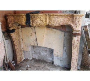Camino antico in marmo scolpito in marmo rosa Borgogna, risalente alla seconda metà del Settecento