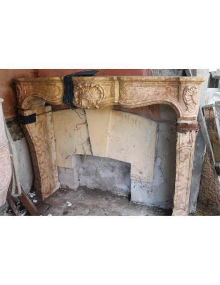 Camino antico in marmo scolpito in marmo rosa Borgogna, risalente alla seconda metà del Settecento