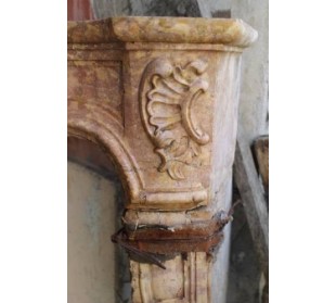 Camino antico in marmo scolpito in marmo rosa Borgogna, risalente alla seconda metà del Settecento 2