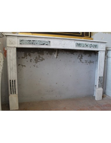 Camino antico Neoclassico in marmo bianco con inserti in marmo verde.