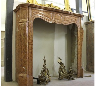 Caminetto antico in marmo Rosso Asiago. Questa cornice in marmo da camino è originale e i suoi toni mirano anche all'arancione.