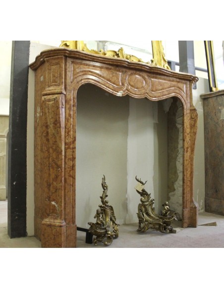 Caminetto antico in marmo Rosso Asiago. Questa cornice in marmo da camino è originale e i suoi toni mirano anche all'arancione.