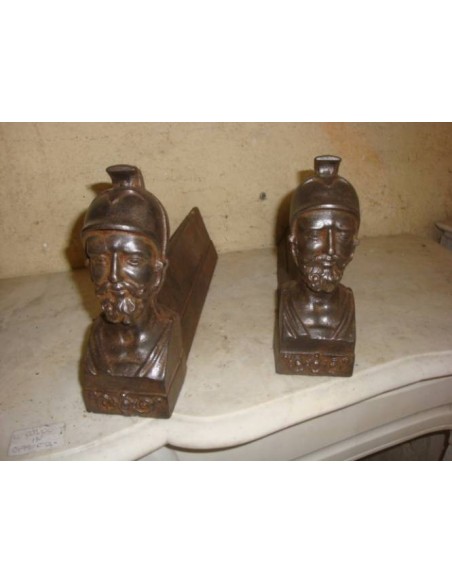 024 "SOLDATO GRECO", COPPIA IN GHISA, EPOCA ART NOUVEAU