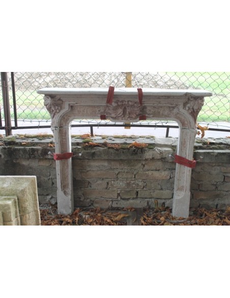 Cornice da camino di stile ed epoca Liberty, milanese, in graniglia di cemento, recante elementi decorativi floreali.