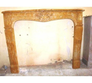 Cornice da caminetto di stile ed epoca Liberty scolpita in marmo Giallo Reale.