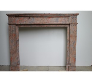 Camino antico neoclassico scolpito in marmo Rosa Duquesa. Questa è una cornice in marmo scolpita molto finemente, e originale.