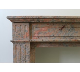 Camino antico neoclassico scolpito in marmo Rosa Duquesa. Questa è una cornice in marmo scolpita molto finemente, e originale. 2