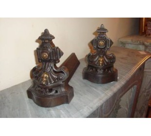 121 COPPIA ALARI PER CAMINETTO, IN GHISA ARTISTICA