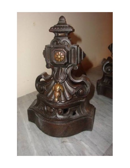 121 COPPIA ALARI PER CAMINETTO, IN GHISA ARTISTICA