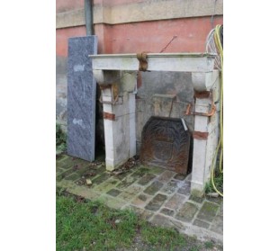 Cornice da camino dalle linee sobrie ed eleganti, detto "Champagnard", scolpito in pietra chiara.