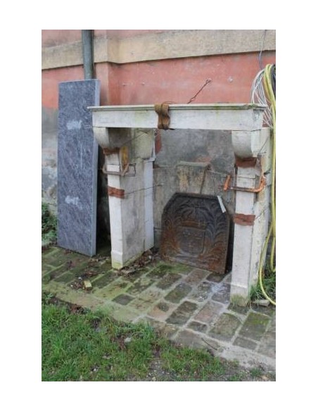 Cornice da camino dalle linee sobrie ed eleganti, detto "Champagnard", scolpito in pietra chiara.