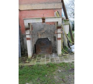 Cornice da camino dalle linee sobrie ed eleganti, detto "Champagnard", scolpito in pietra chiara. 2