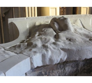 Camino antico in pietra recante il volto di una donna. Questo caminetto è d'epoca Liberty e firmato. 2