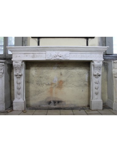 Eccezionale Camino Neoclassico di grandi dimensioni scolpito in marmo bianco di Carrara. Questo caminetto è anche a Versailles.