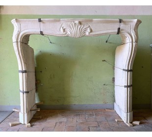 Cornice antica da camino in pietra settecentesca di grandi dimensioni e di grande raffinatezza stilistica e scultorea.