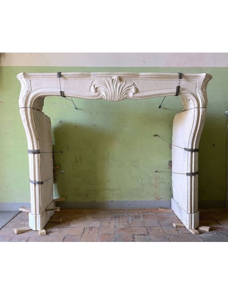 Cornice antica da camino in pietra settecentesca di grandi dimensioni e di grande raffinatezza stilistica e scultorea.