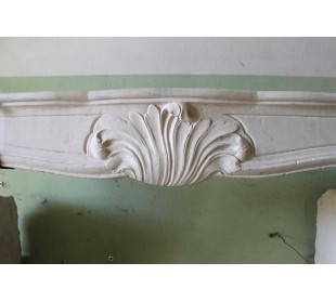 Cornice antica da camino in pietra settecentesca di grandi dimensioni e di grande raffinatezza stilistica e scultorea. 2
