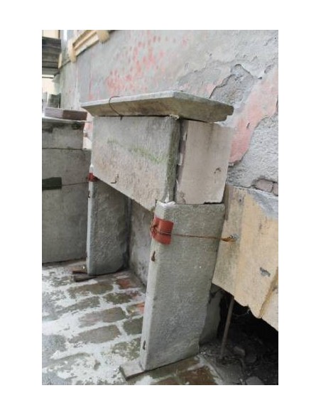 924 PICCOLO CAMINETTO TOSCO-UMBRO IN PIETRA SERENA