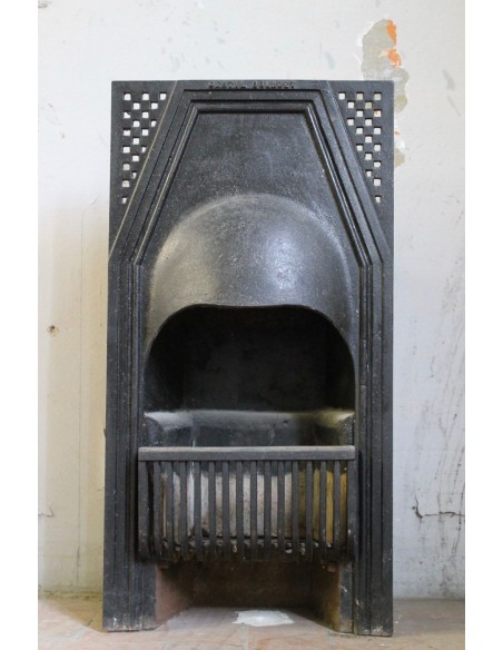 Un piccolo camino in ghisa d'epoca Art Deco che è un vero  proprio oggetto di design firmato GENTIL & BOURDET.