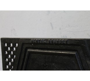 Un piccolo camino in ghisa d'epoca Art Deco che è un vero  proprio oggetto di design firmato GENTIL & BOURDET. 2