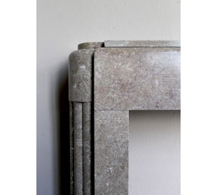 Caminetto in marmo d'epoca Art Deco, scolpito in marmo beige e tortora. 2