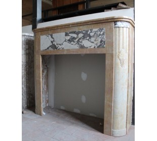 Caminetto antico Art Deco, scolpito in marmo Giallo Siena e Breccia Violetta (Brèche Violette). 2