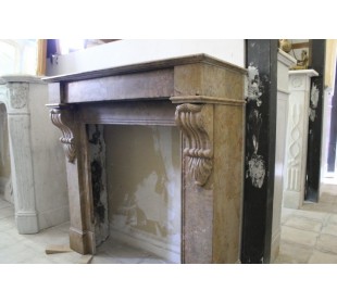 Caminetto antico in marmo giallo scolpito in epoca ottocentesca e da noi proposto in sconto a prezzo d'offerta.
