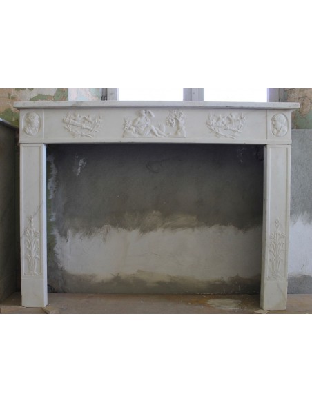 Eccezionale camino in marmo statuario di stile Direttorio. Si tratta di un caminetto autentico, in marmo bianco.
