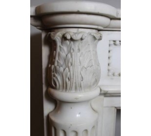 Caminetto antico in marmo Bianco Statuario con raffinatissimi elementi decorativi. 2