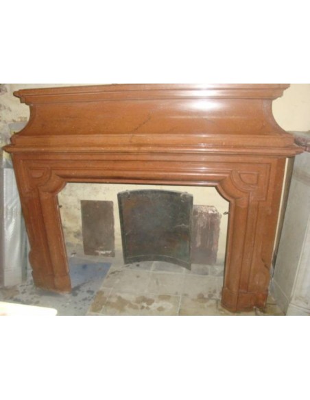 Camino antico di importanti dimensioni, pressoché monumentale, scolpito in marmo rosso.