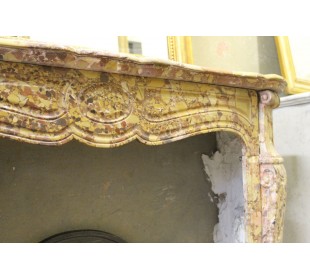 Camino antico in marmo di stile barocco e scolpito in marmo Brèche d'Aleph. 2