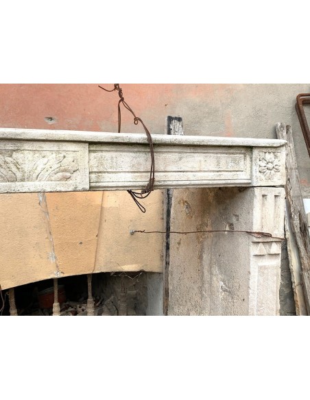 913 CAMINO LUIGI XVI D'EPOCA IN PIERRE DU BEAUJOLAIS