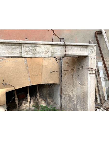 913 CAMINO LUIGI XVI D'EPOCA IN PIERRE DU BEAUJOLAIS