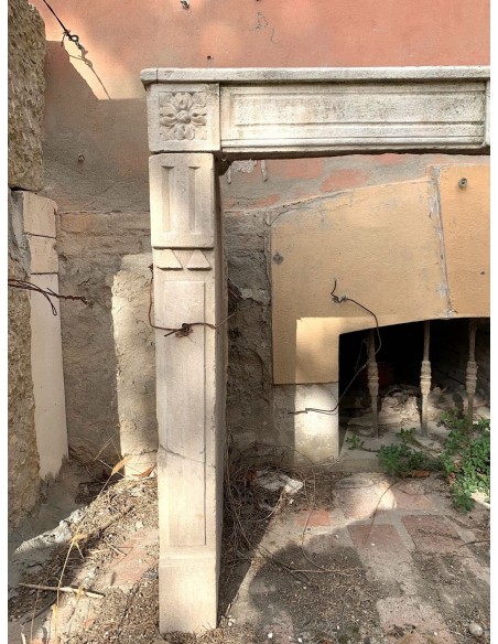 913 CAMINO LUIGI XVI D'EPOCA IN PIERRE DU BEAUJOLAIS