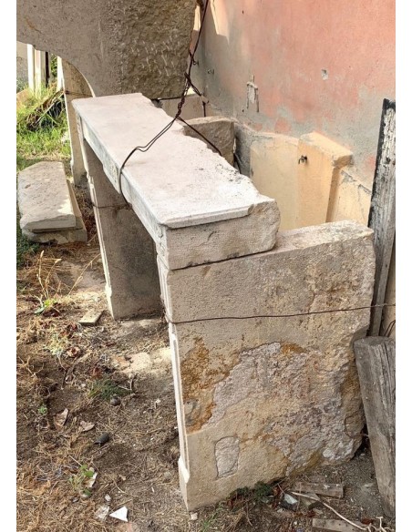 913 CAMINO LUIGI XVI D'EPOCA IN PIERRE DU BEAUJOLAIS