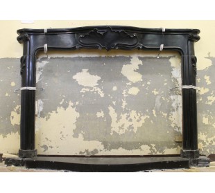 Grande, importante ed elegantissimo camino antico in marmo nero Varenna.