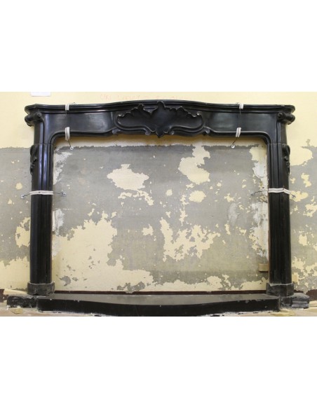 Grande, importante ed elegantissimo camino antico in marmo nero Varenna.