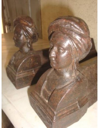 008 COPPIA DI ALARI IN GHISA RAFFIGURANTE...