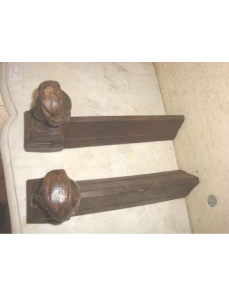 008 COPPIA DI ALARI IN GHISA RAFFIGURANTE NOBILE GIOVINETTO INDIANO