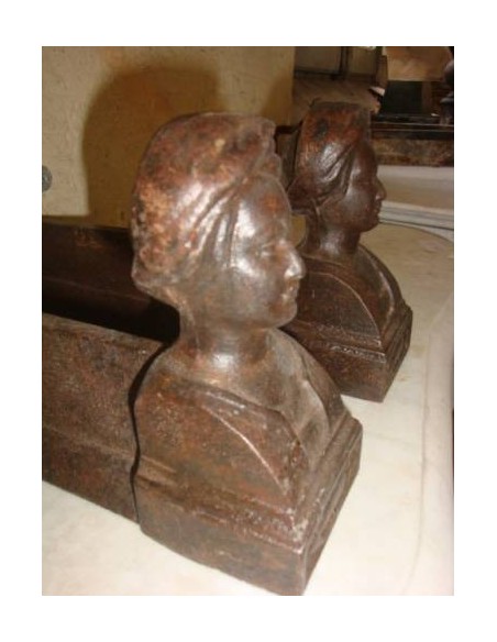 008 COPPIA DI ALARI IN GHISA RAFFIGURANTE NOBILE GIOVINETTO INDIANO