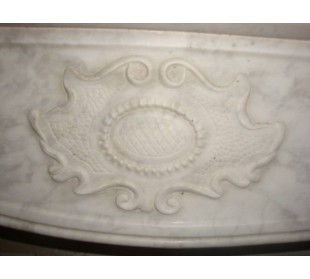 Caminetto antico piemontese, tra Liberty e Reggenza, scolpito in marmo Bianco Venatino Carrara.